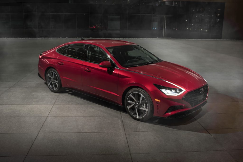 Красный Hyundai Sonata 2020