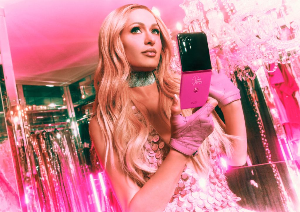 анонсирована ограниченная серия motorola razr+ Paris Hilton